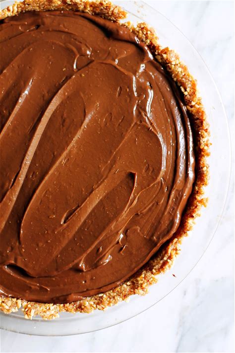 vegan-chocolate-avocado-pudding-pie-with-salted image