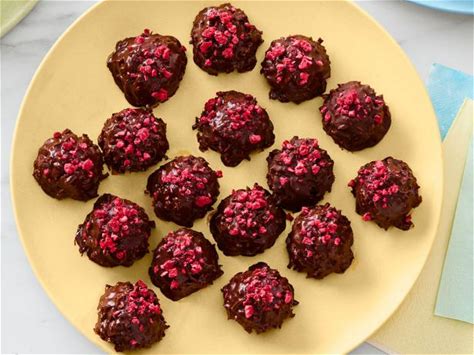 dark-chocolateraspberry-macaroons-recipe-food image