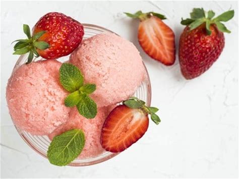 lowfat-strawberry-frozen-yogurt-5-cups-ten-cup image