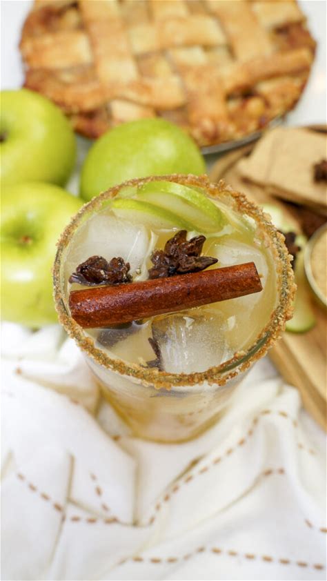apple-pie-drink-recipe-with-vodka-couple-in-the image
