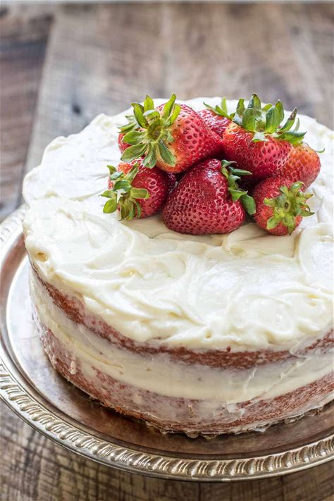 easy-strawberry-cake-with-cream-cheese-frosting image