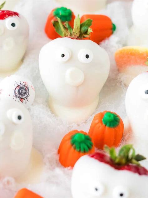 how-to-make-strawberry-ghosts-for-halloween-build image