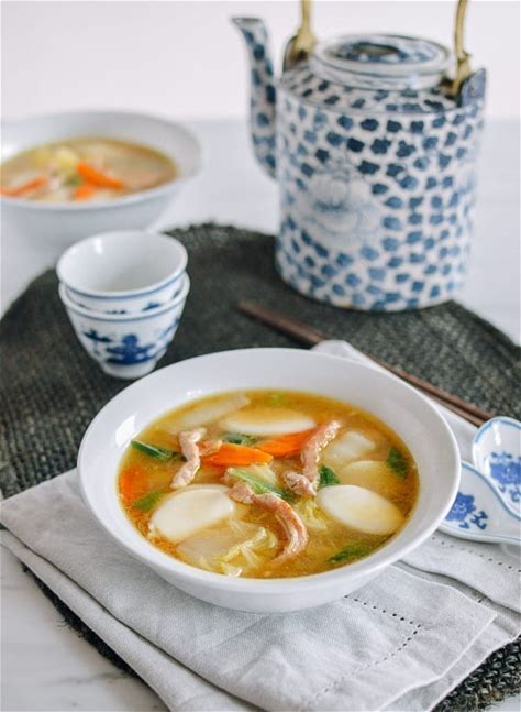 chinese-rice-cake-soup-年糕汤-the-woks-of-life image