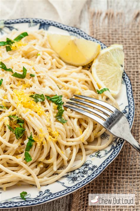 spaghetti-with-lemon-and-olive-oil-al-limone-chew image