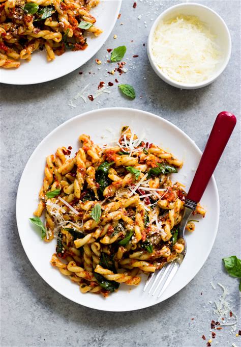 20-minute-spinach-and-sun-dried-tomato-pasta image
