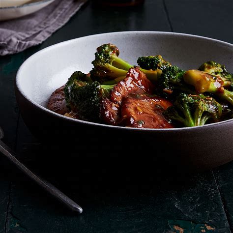pan-fried-pork-chops-with-scallions-and-broccoli image