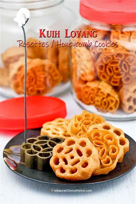 kuih-loyang-rosetteshoneycomb-cookies image