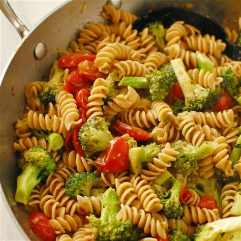 pesto-pasta-with-broccoli-and-tomatoes-joes-healthy image