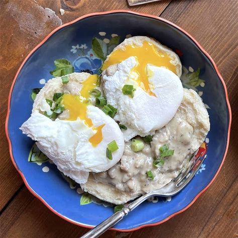 biscuits-and-sausage-gravy-southern-bytes image