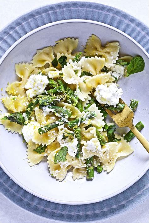 easy-lemon-ricotta-pasta-with-asparagus image