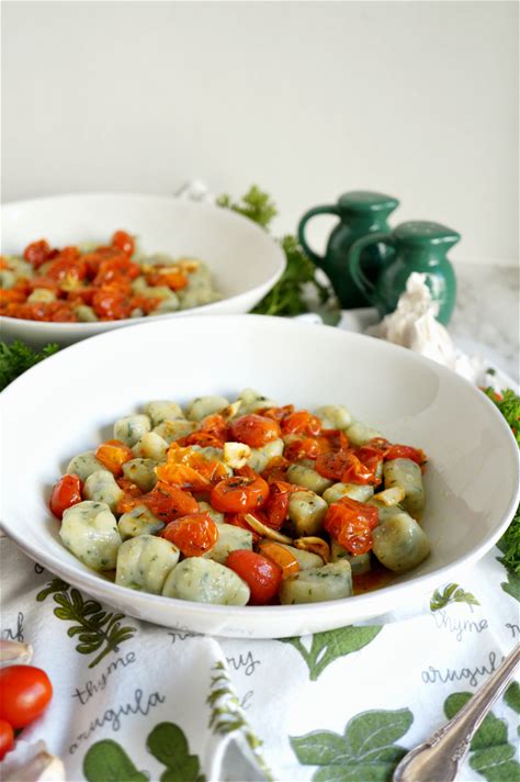 spinach-gnocchi-with-roasted-tomato-sauce-the image