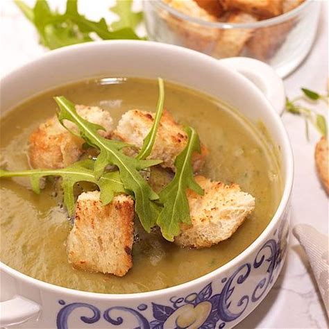 zucchini-soup-with-arugula-the-tasty-chilli image