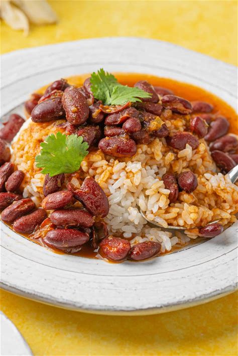 habichuelas-guisadas-puerto-rican-stewed-beans-salimas image