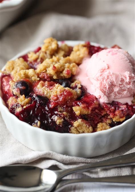 the-best-mixed-berry-crisp-recipe-cookies-and-cups image