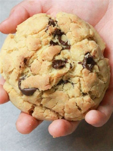 the-perfect-copycat-crumbl-chocolate-chip-cookies image