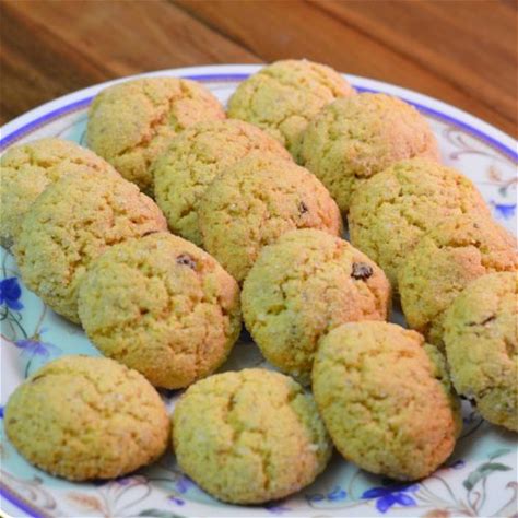 semolina-cookies-with-anise-raisins-and-sesame image