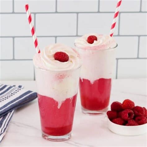 berry-vanilla-ice-cream-float-easy-cream-soda-float image