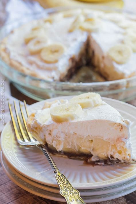 the-best-homemade-chocolate-banana-pudding-pie image