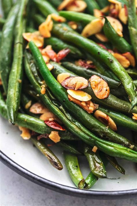 sauteed-green-beans-with-garlic-and-almonds-creme image