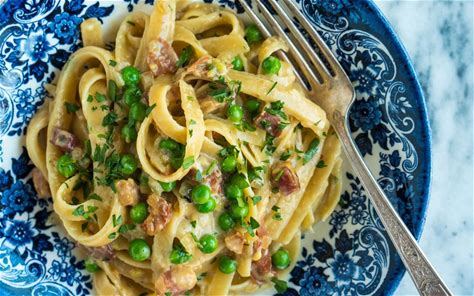 nicos-pasta-with-prosciutto-onions-peas-and-pancetta image