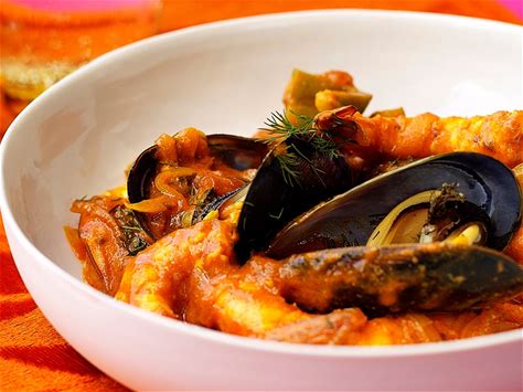 aromatic-prawn-and-mussel-curry-australian-womens image