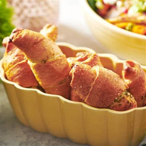 easy-pesto-crescent-rolls-recipe-the-mom-100 image
