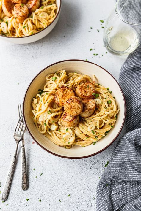 creamy-garlic-pasta-with-pan-seared-scallops-fork-in image
