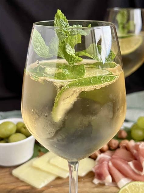 hugo-cocktail-italian-elderflower-and-prosecco-spritz image