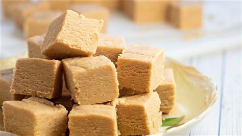 marshmallow-fluff-peanut-butter-fudge-recipe-mashed image