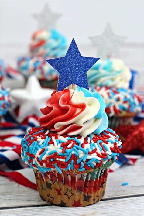 red-white-and-blue-cupcakes-easy-july-4th-cupcake image