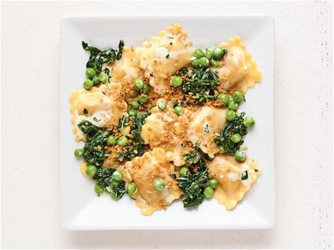 creamy-ravioli-with-spinach-and-peas-recipe-food image