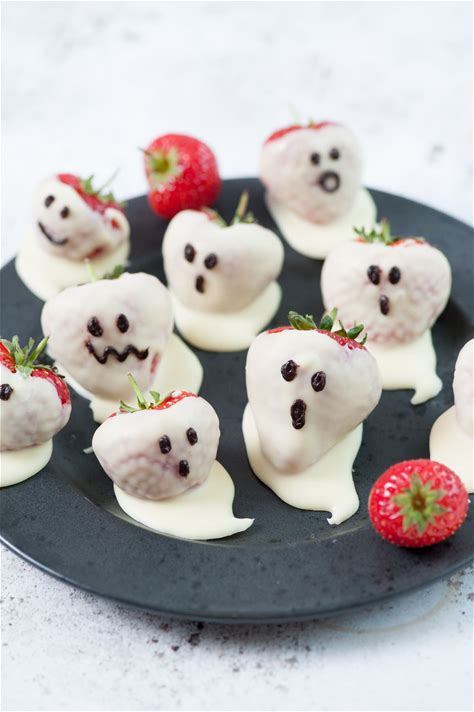 strawberry-ghosts-halloween-chocolate-covered image