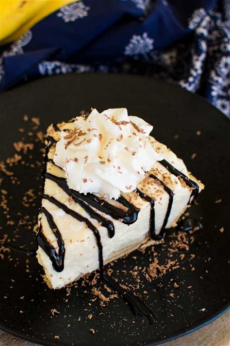 easy-banana-cream-pie-recipe-with-pudding-pitchfork image
