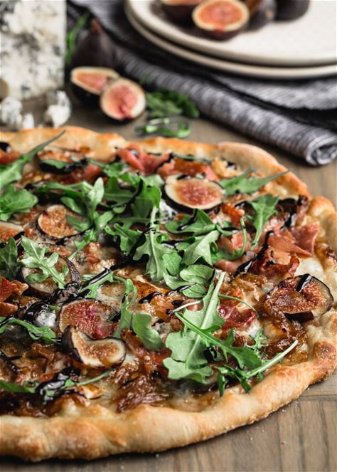 fig-pizza-with-gorgonzola-and-prosciutto-striped image
