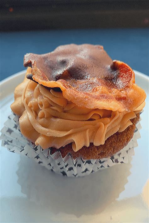 elvis-cupcakes-banana-cupcakes-pb-frosting-chocolate image