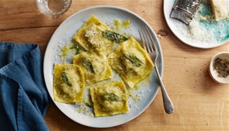 spinach-and-ricotta-ravioli-with-sage-butter image