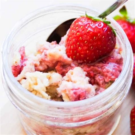 easy-banana-baked-oatmeal-with-strawberries image