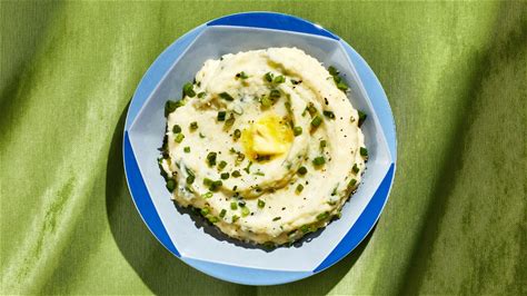 sour-cream-and-onion-mashed-potatoes-recipe-bon image