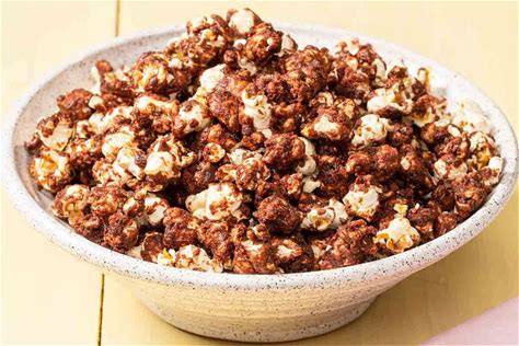 chocolate-covered-popcorn-leites-culinaria image