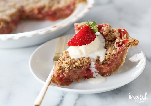 strawberry-rhubarb-crumble-pie-a-delicious-summer-dessert image
