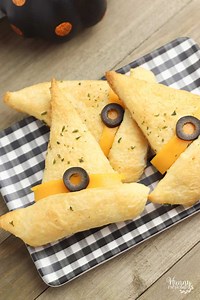 easy-halloween-appetizers-witch-hat-garlic-bread image