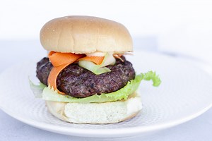 spicy-thai-burger-with-sweet-chili-mayo-thai-caliente image