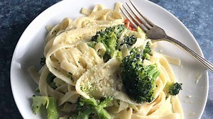 fettuccine-primavera-easy-creamy-pasta-with-vegetables image