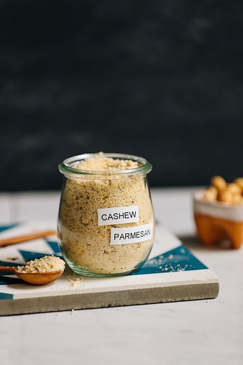 yeast-free-cashew-parmesan-5-minutes-minimalist image