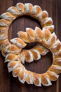 wreath-bread-recipe-video-natashaskitchencom image