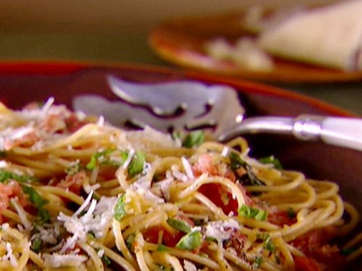 whole-grain-spaghetti-with-pecorino-and-prosciutto image