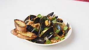 watch-beer-steamed-mussels-with-chorizo-epicurious image