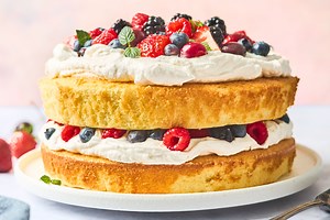 vanilla-sponge-cake-recipe-with-berries-and-cream image