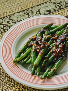 delicious-green-beans-in-oyster-sauce-and-garlic image