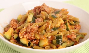 one-pot-pasta-with-sausage-and-zucchini-laura-in-the image